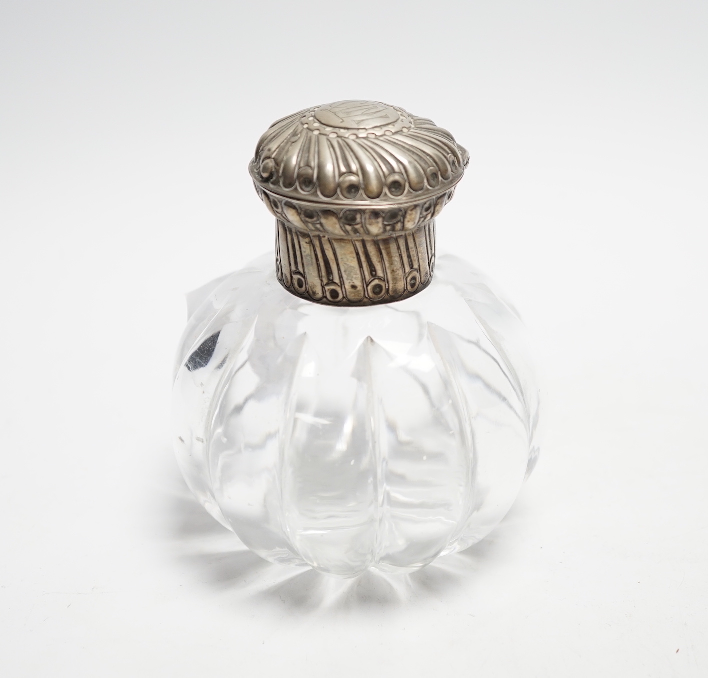 A Victorian silver mounted glass scent bottle, London, 1886, 11.2cm.